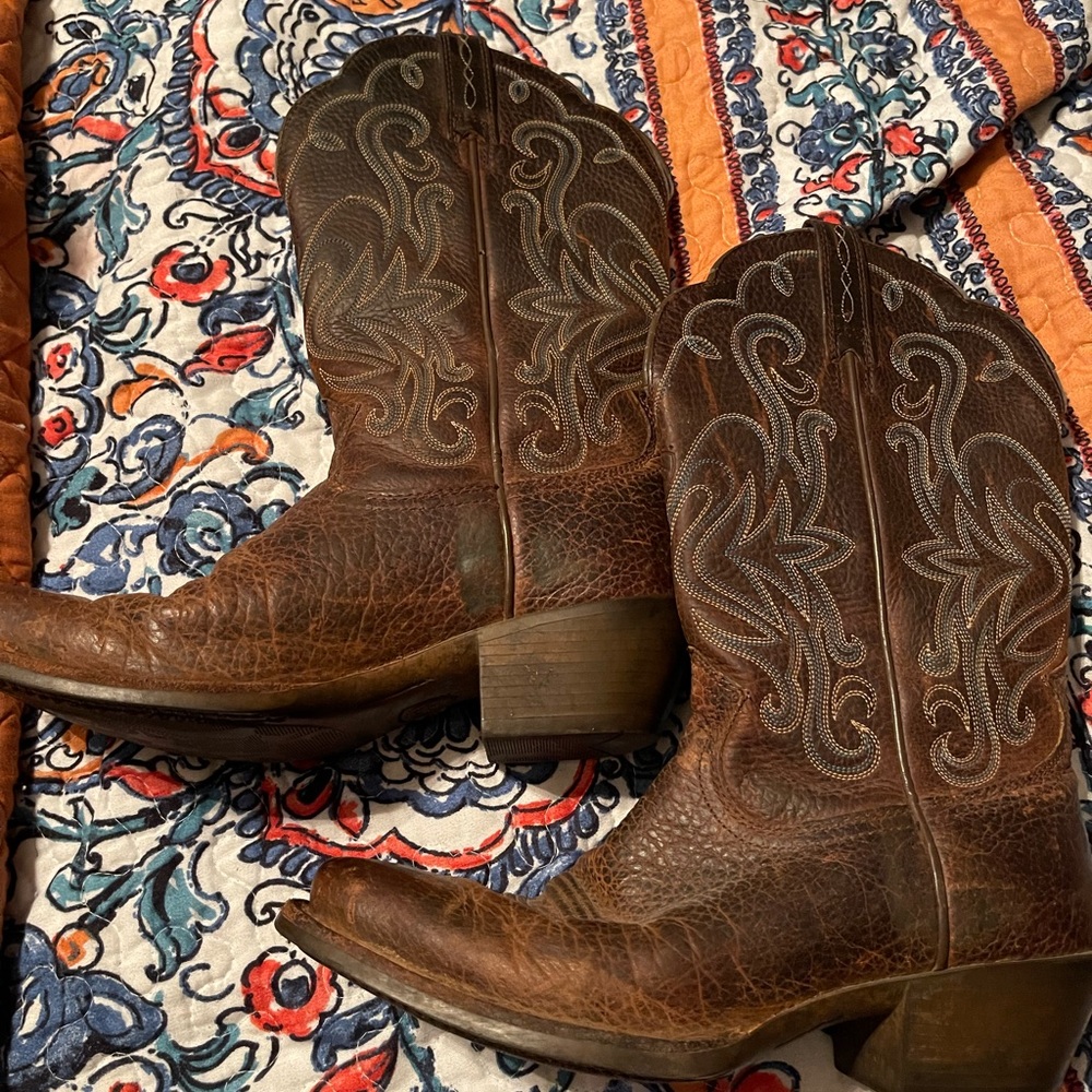 Ariat cowboy boots for her! Don’t miss out on this steal
